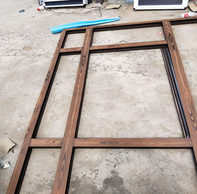 <strong>鄭州鋼構(gòu)廠焊接鋼構(gòu)現(xiàn)場(chǎng)木紋漆施工效果</strong>